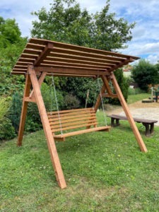 Zahradní houpačka se střechou