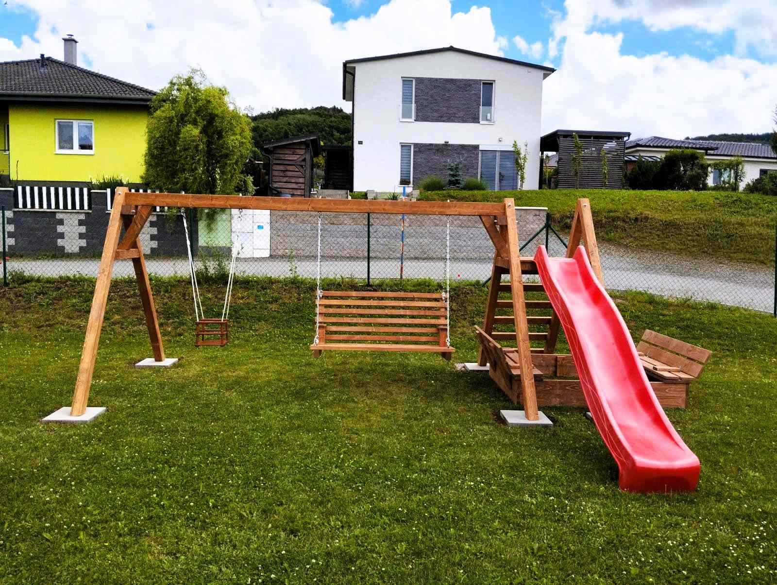 Zahradní konstrukce pro tři houpačky