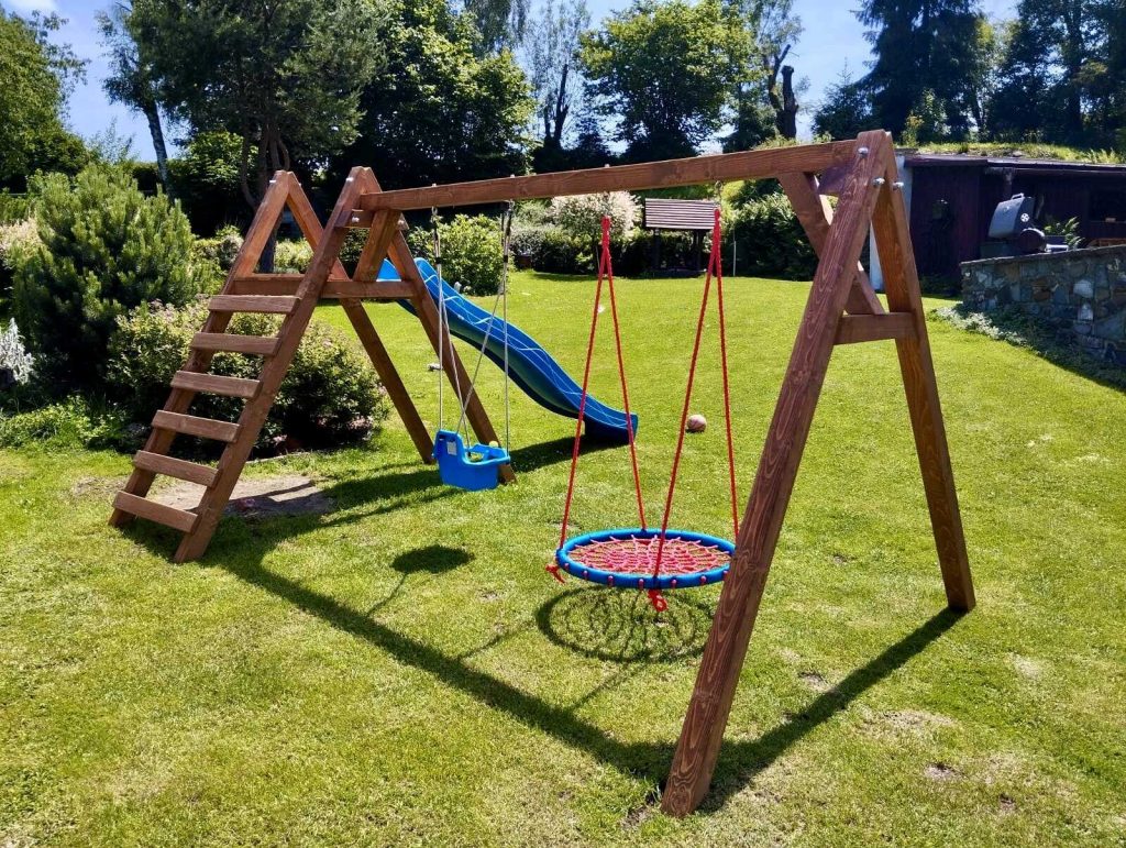 Zahradní houpačka se skluzavkou