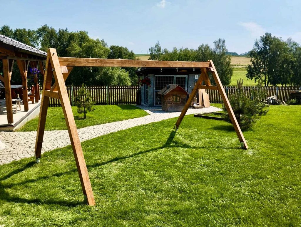 Zahradní konstrukce pro tři houpačky