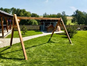 Zahradní konstrukce pro tři houpačky