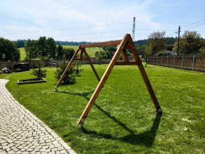 Zahradní konstrukce pro tři houpačky