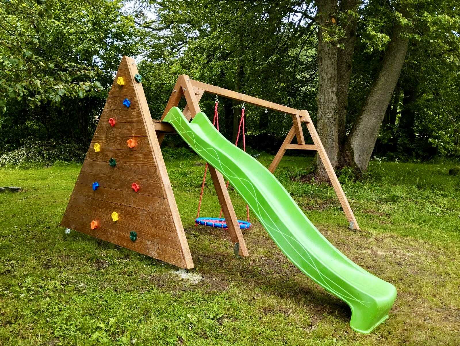 Zahradní houpačka se skluzavkou