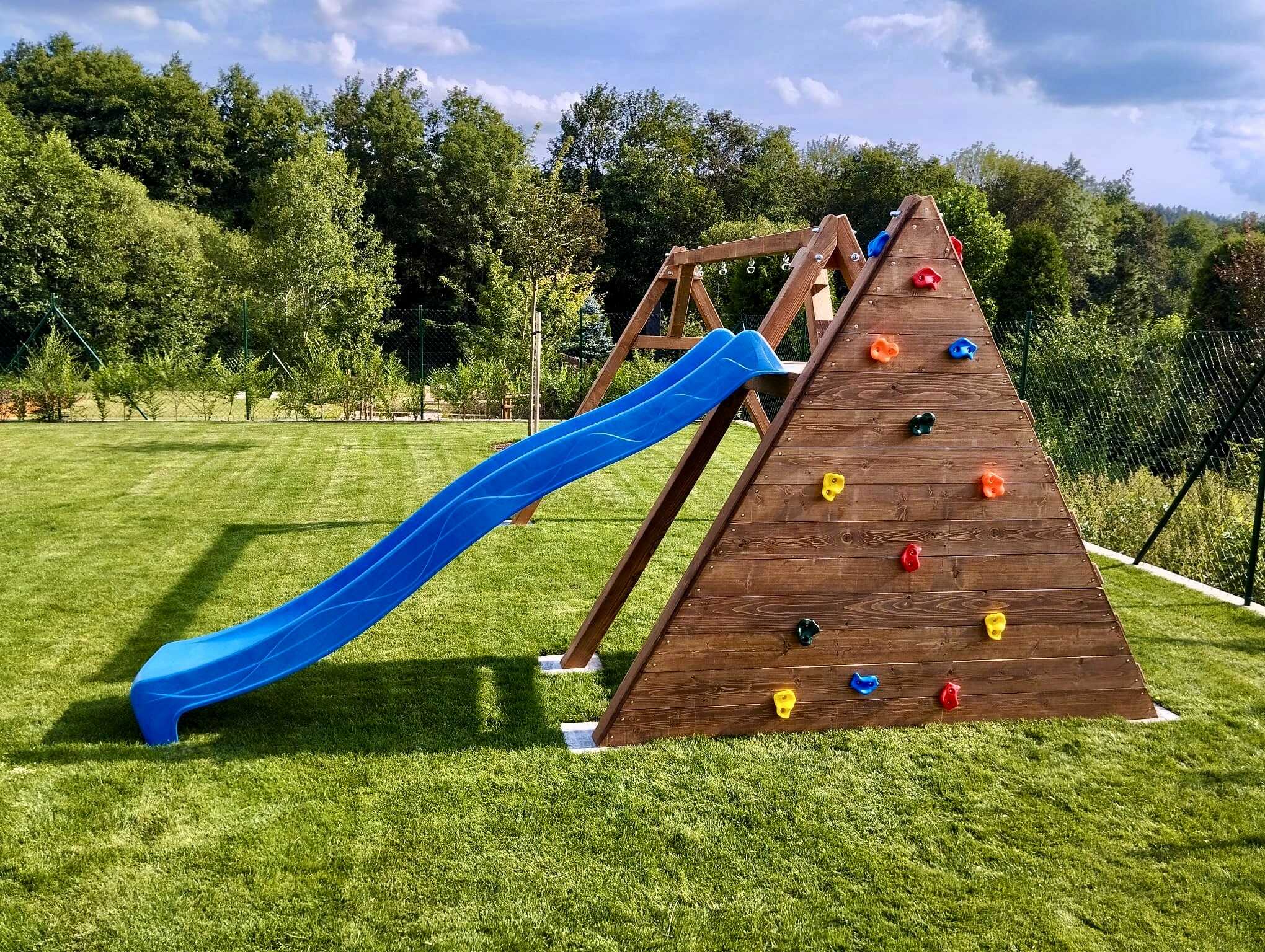 Zahradní houpačka se skluzavkou