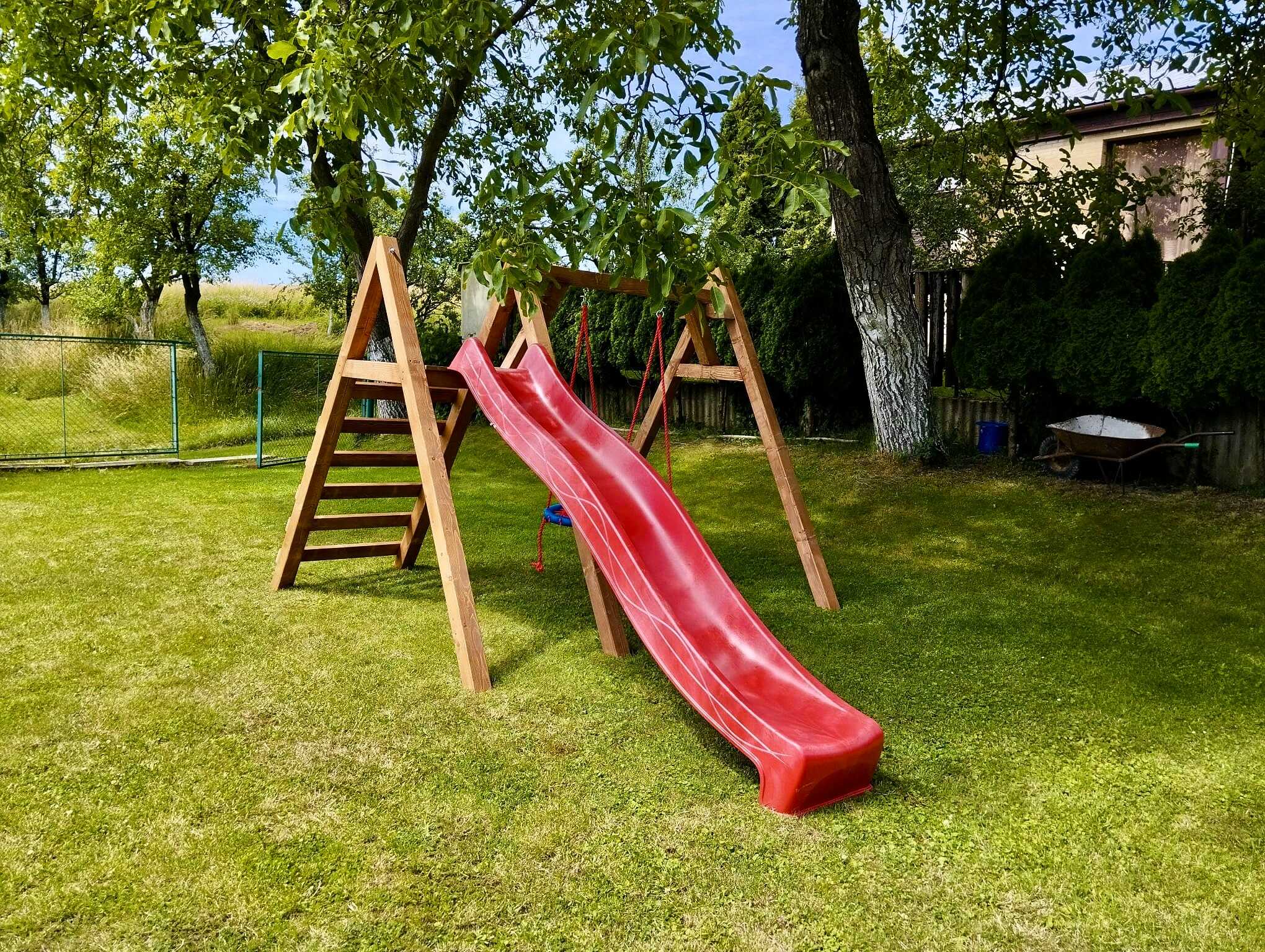 Zahradní houpačka se skluzavkou