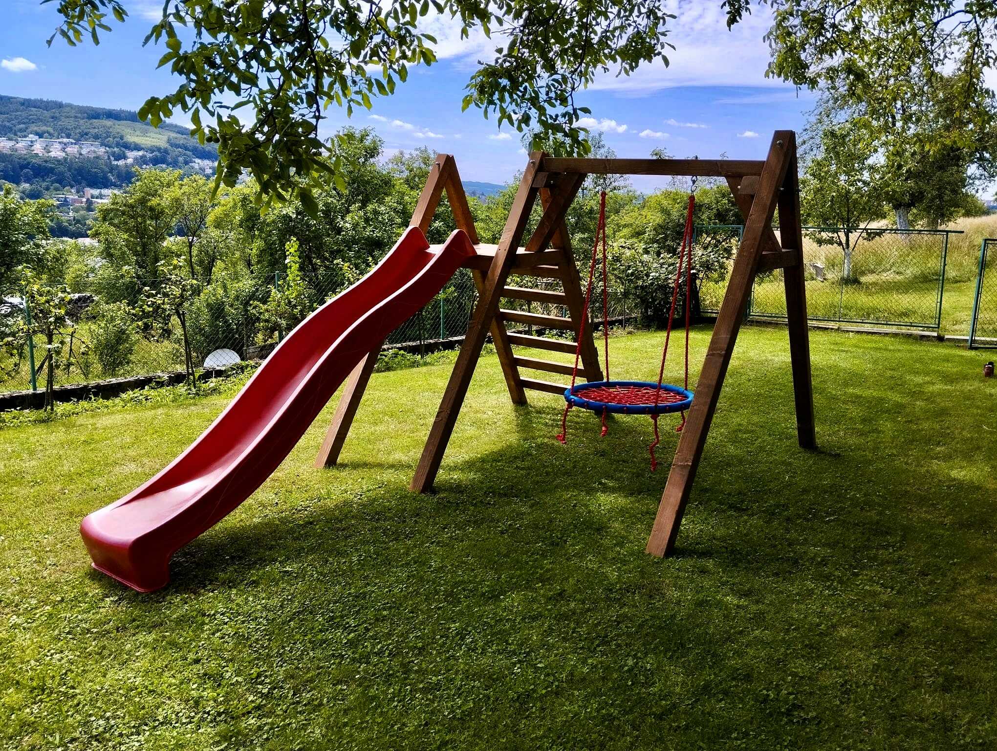 Zahradní houpačka se skluzavkou