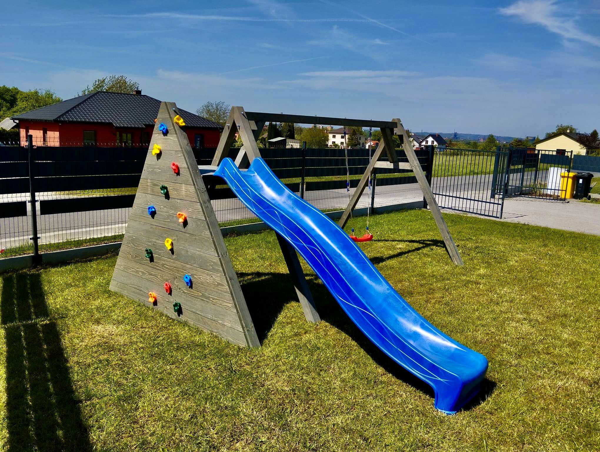 Zahradní houpačka se skluzavkou