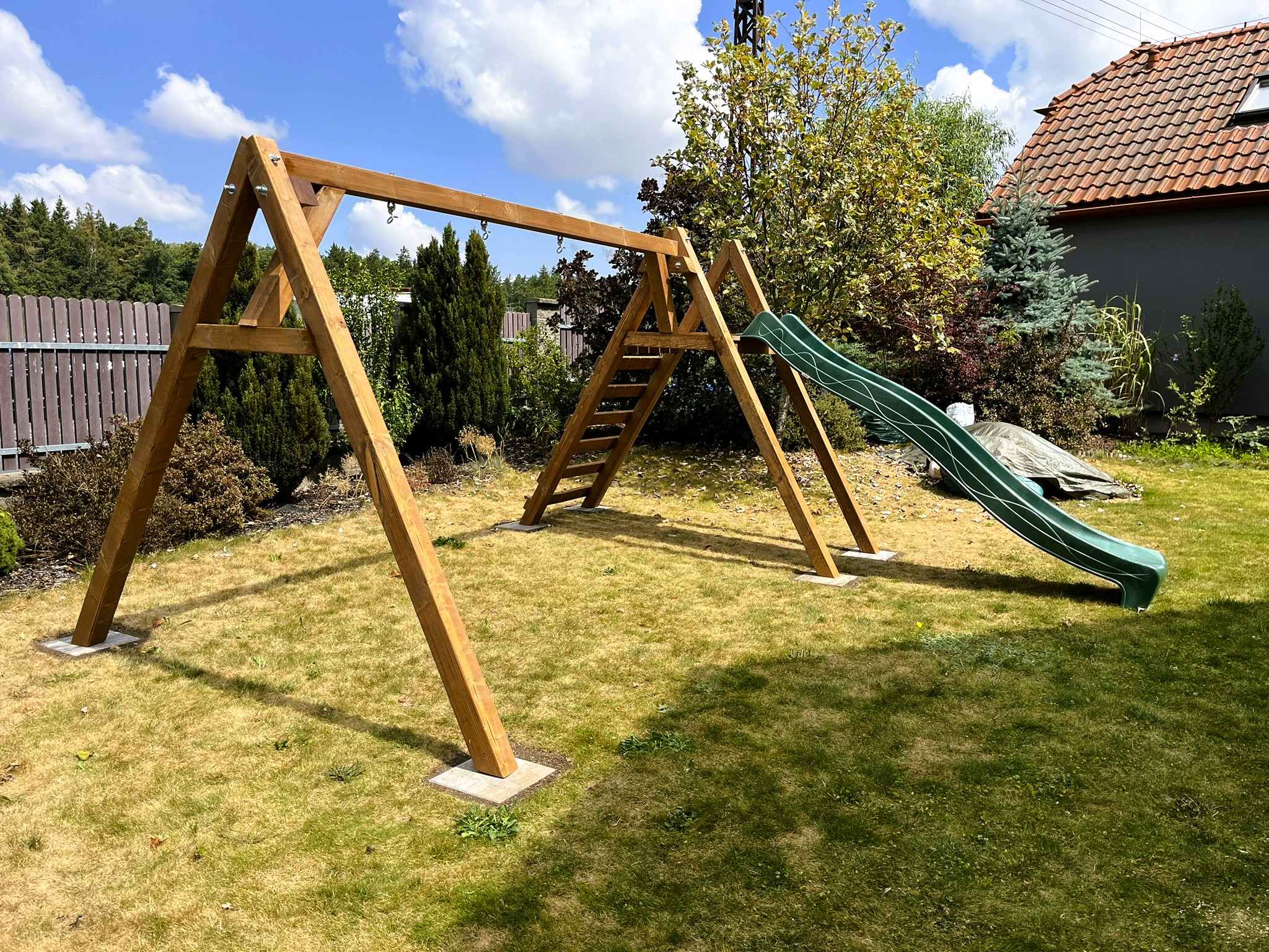 Zahradní houpačka se skluzavkou