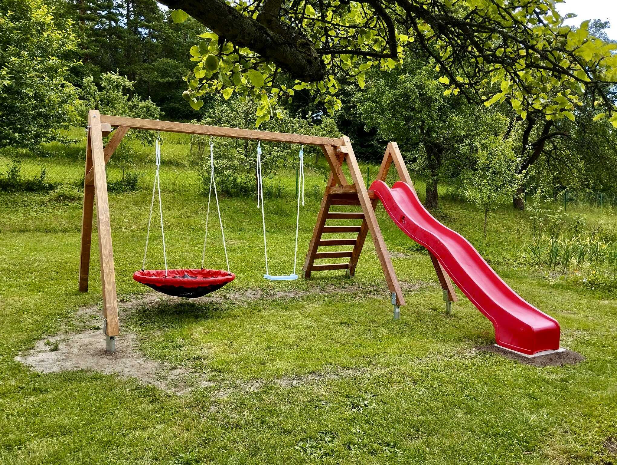 Zahradní houpačka se skluzavkou