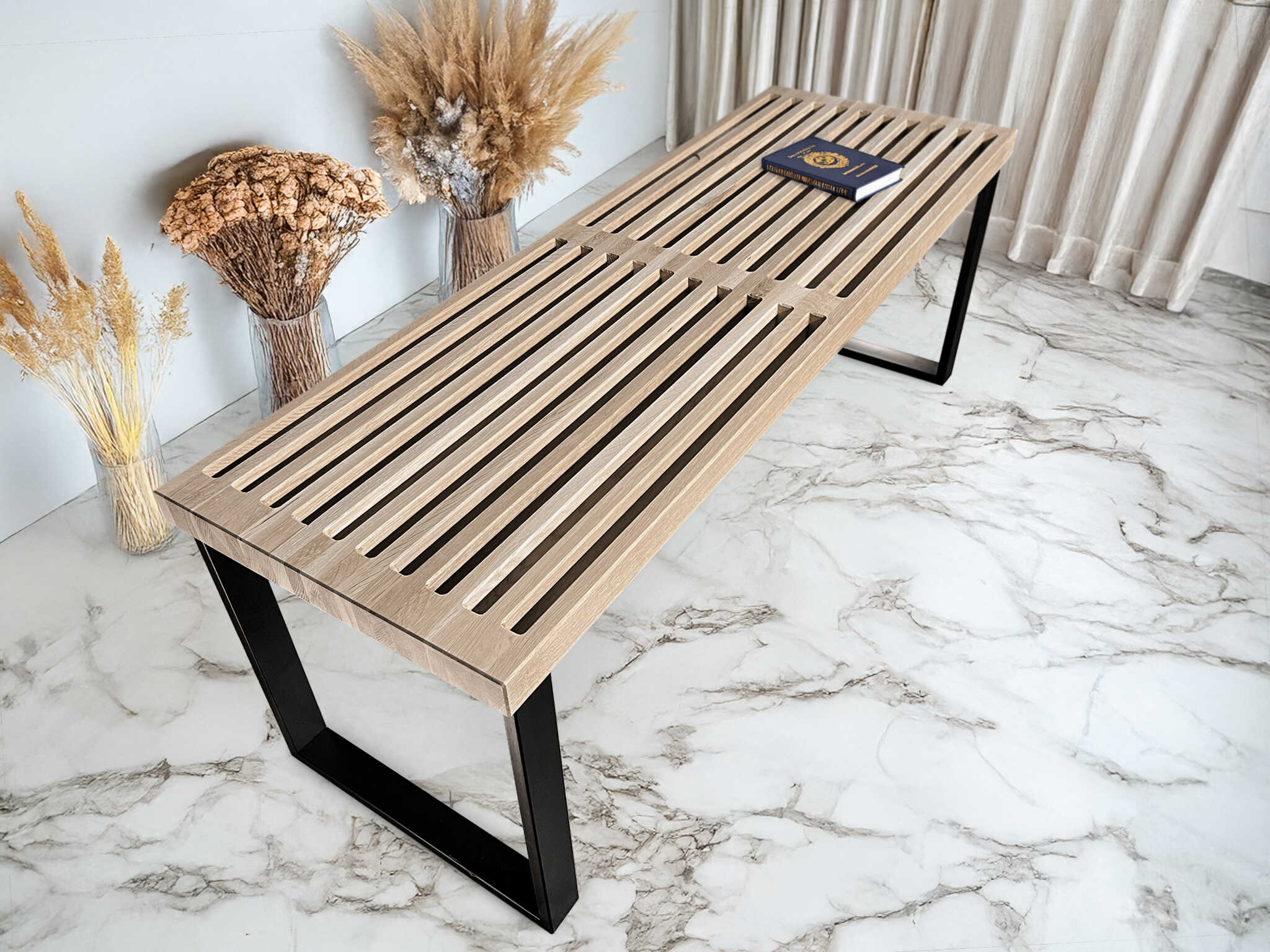 Lamelový stolek s kovovým podnožím