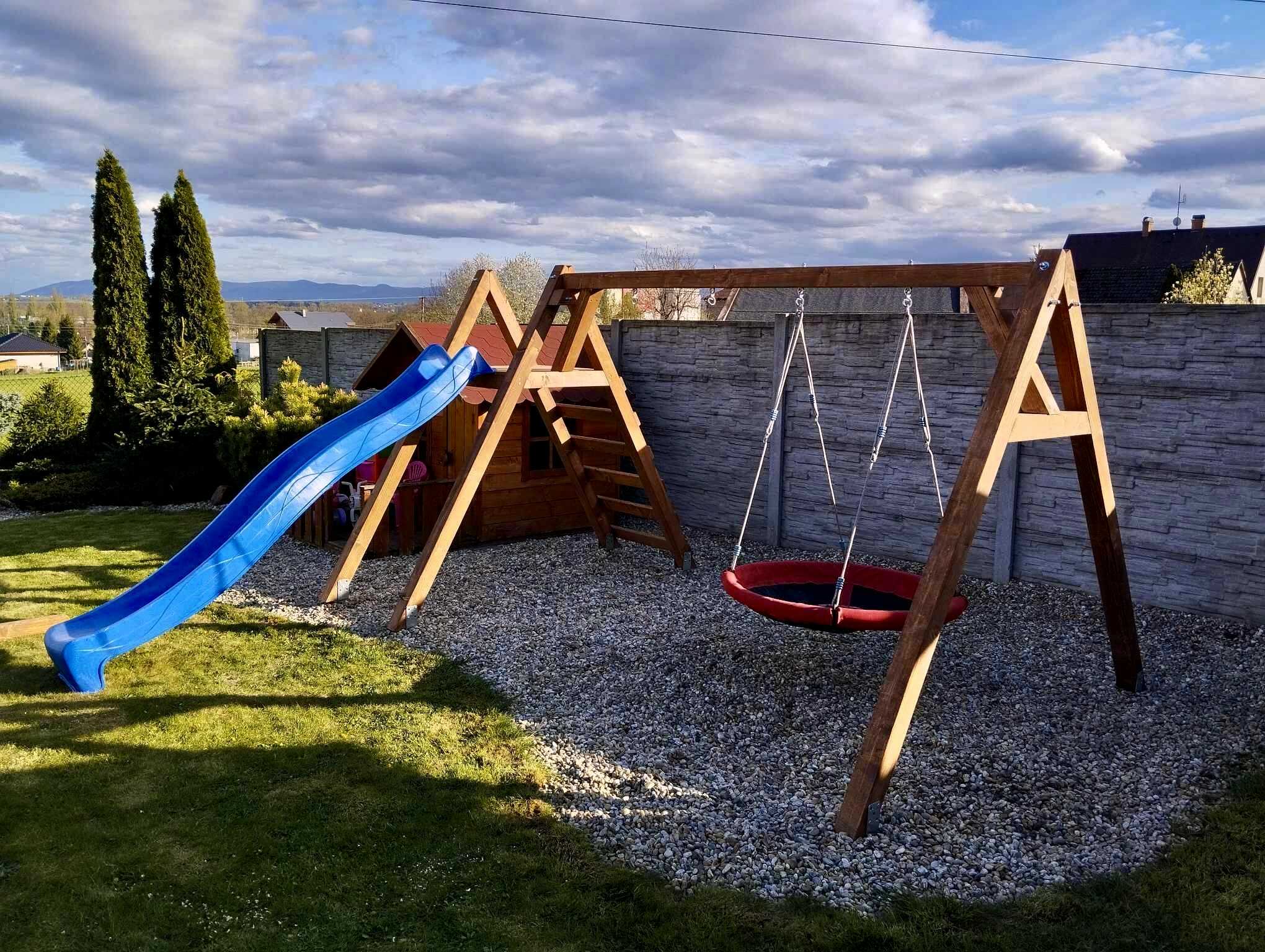 Zahradní houpačka se skluzavkou