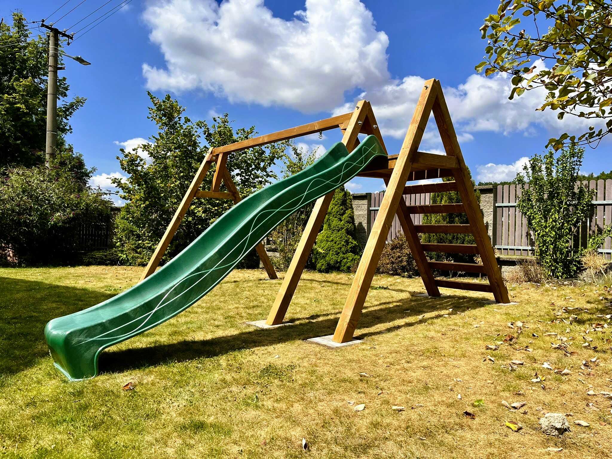 Zahradní houpačka se skluzavkou