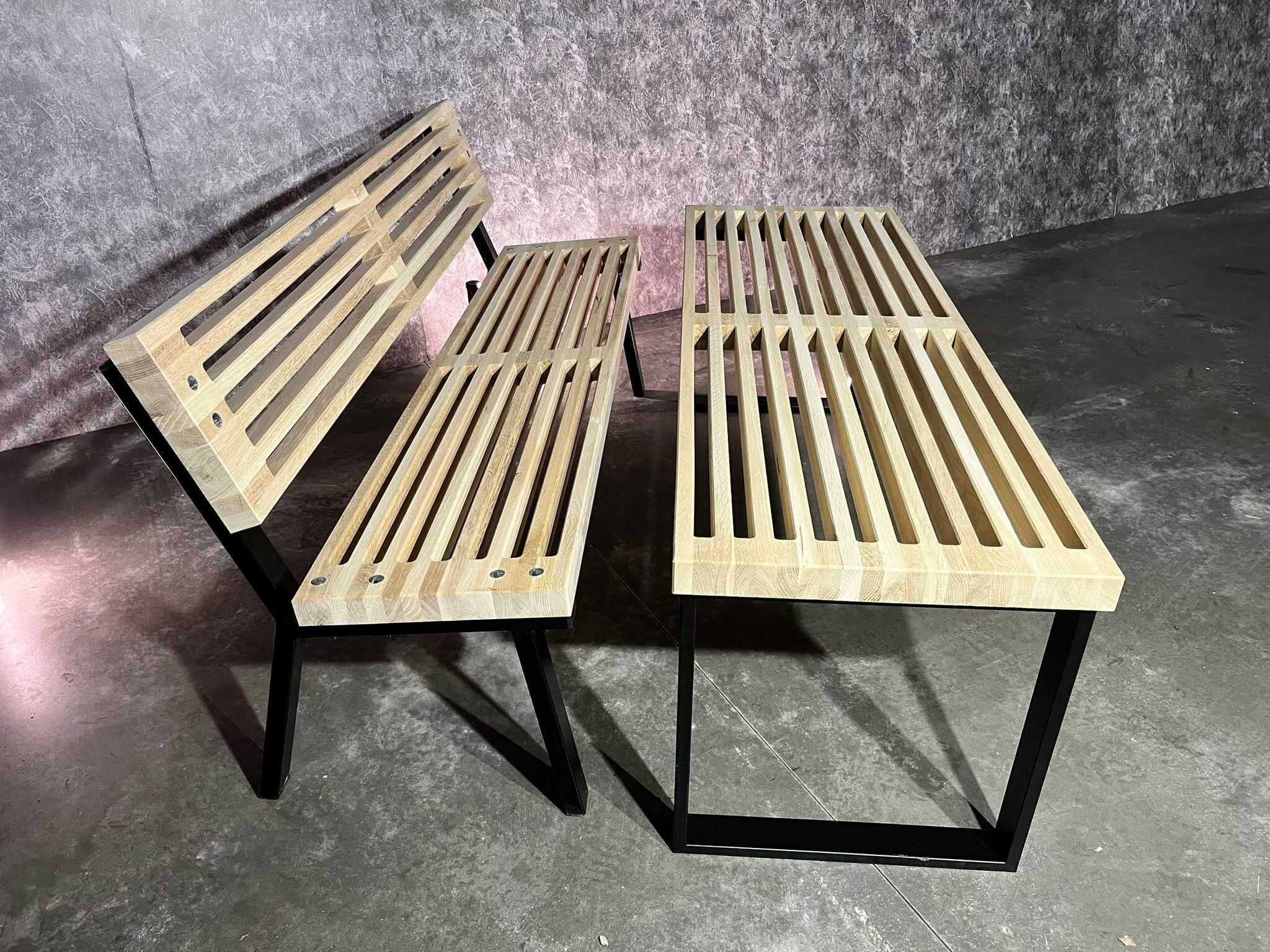 Lamelový stolek s kovovým podnožím