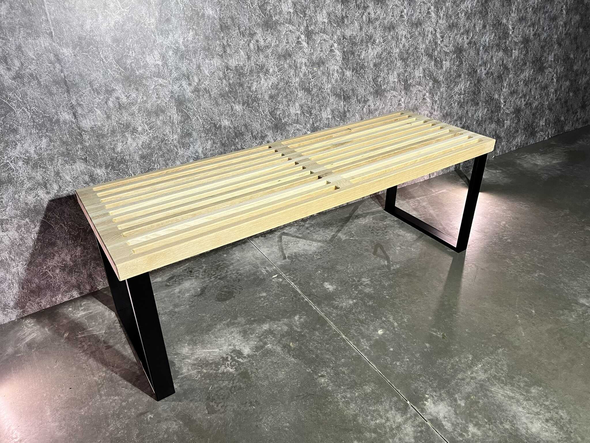 Lamelový stolek s kovovým podnožím