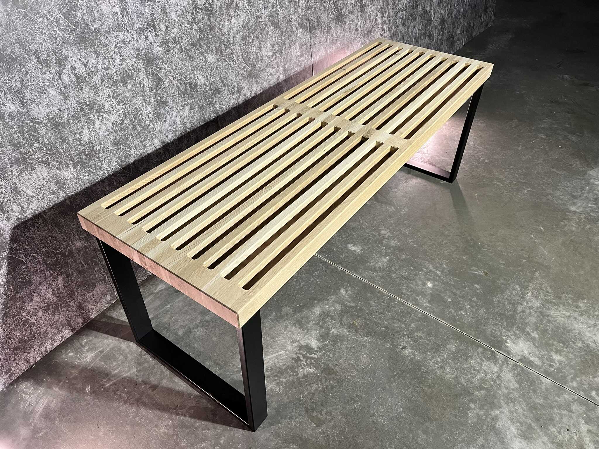 Lamelový stolek s kovovým podnožím