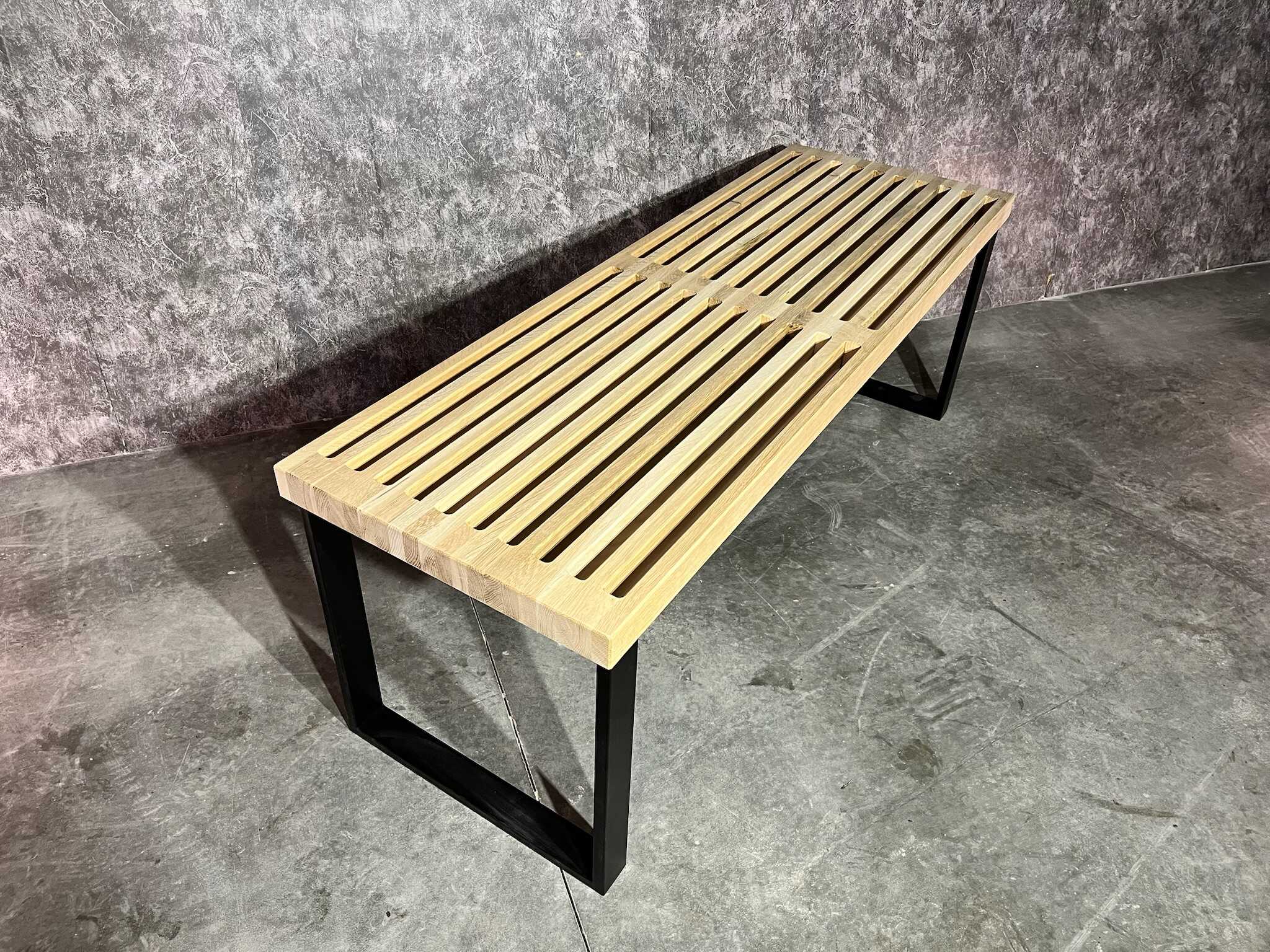 Lamelový stolek s kovovým podnožím