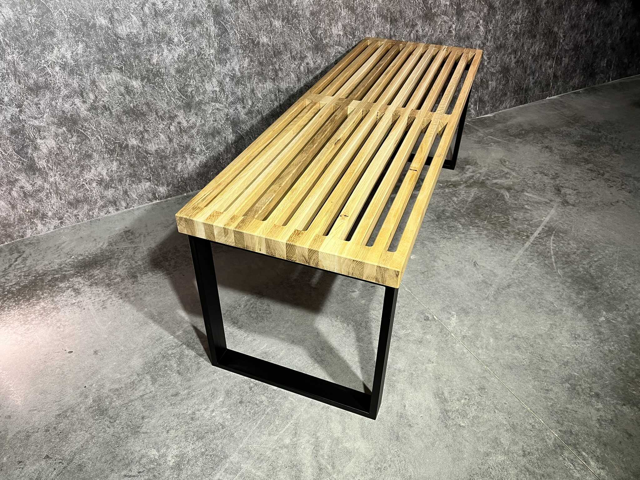 Lamelový stolek s kovovým podnožím