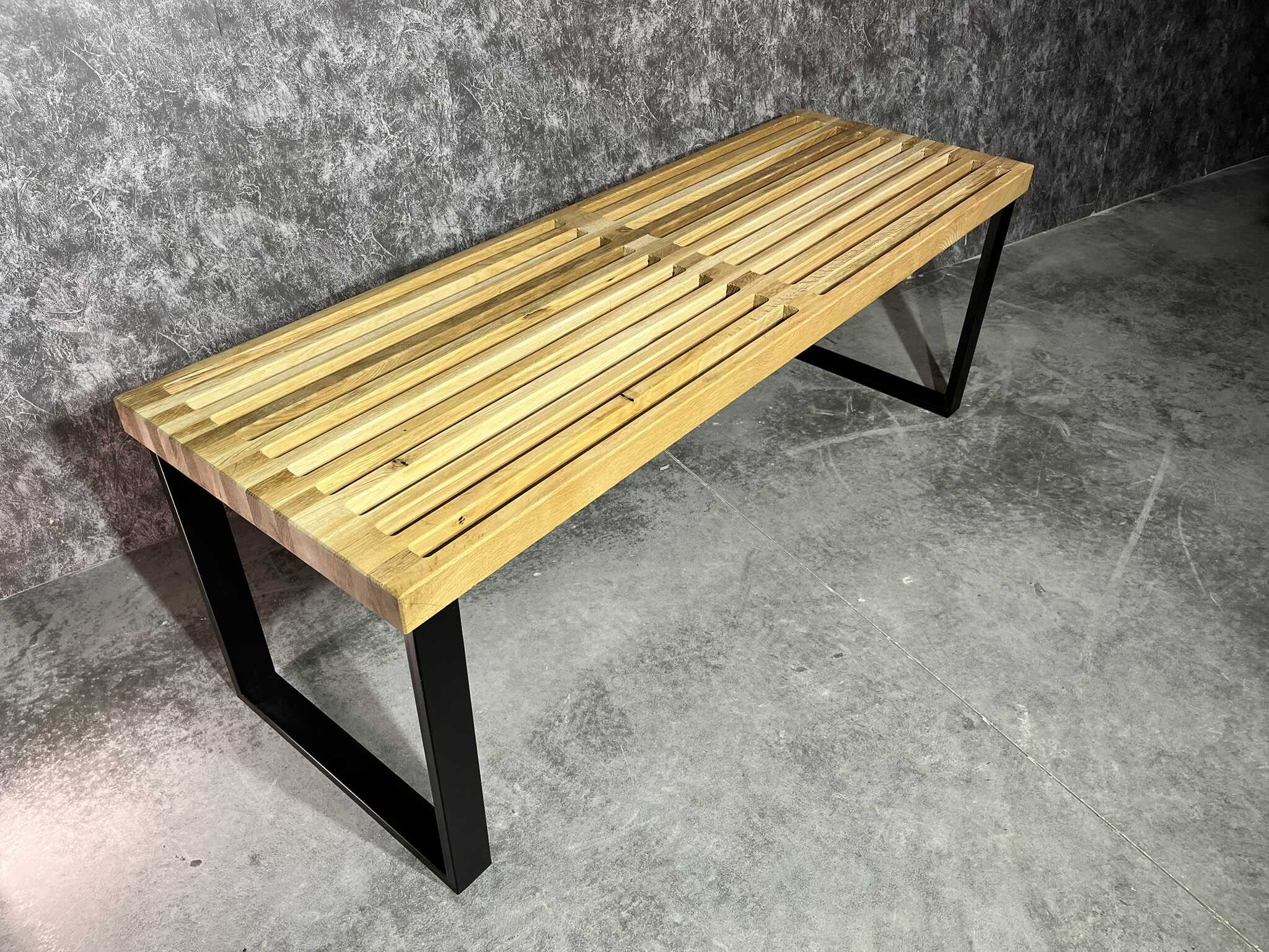 Lamelový stolek s kovovým podnožím