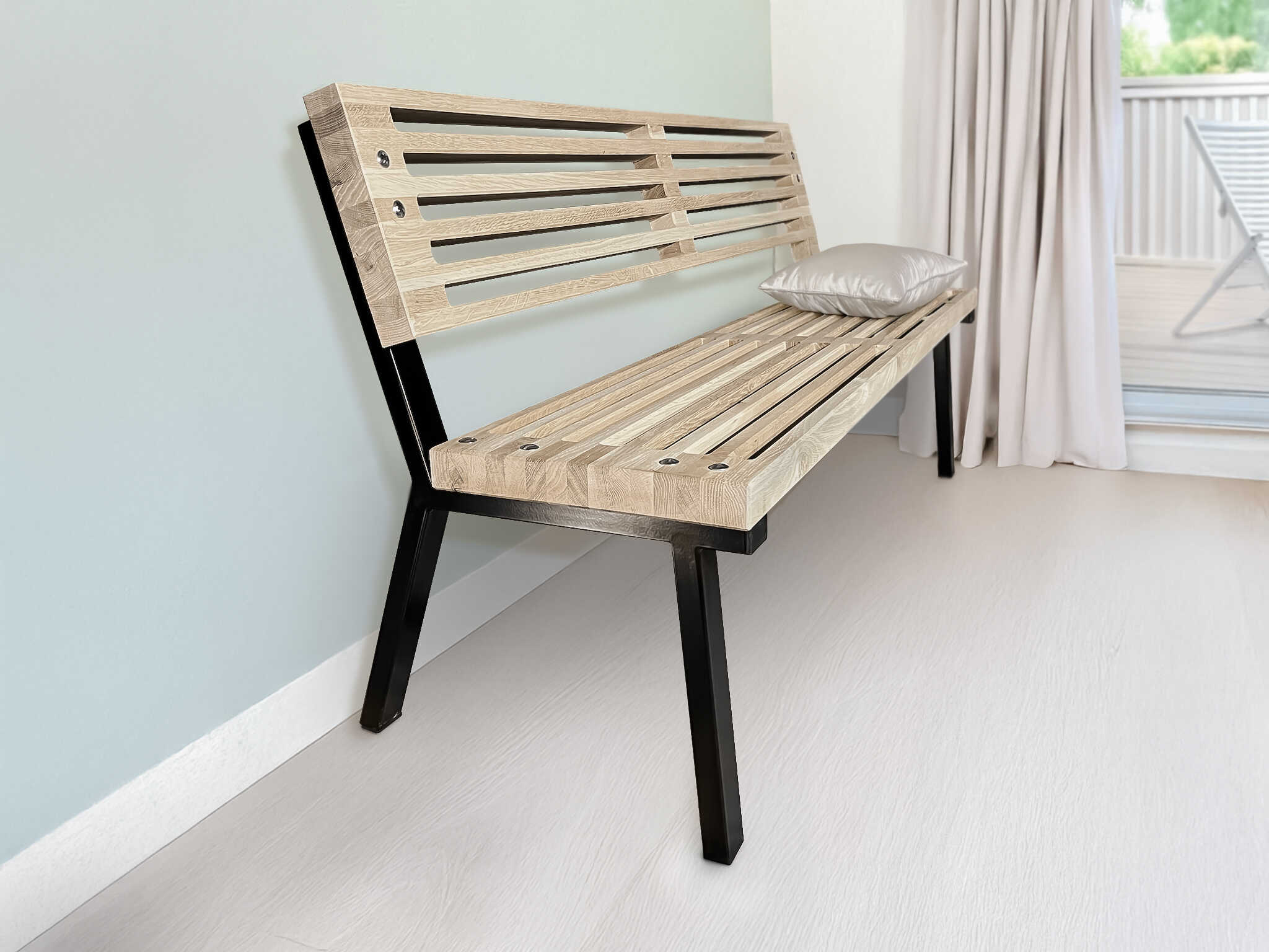 Lamelová lavice s kovovým podnožím