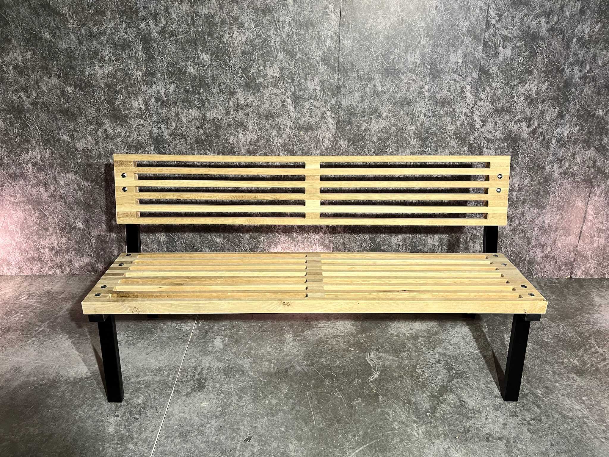 Lamelová lavička s kovovým podnožím
