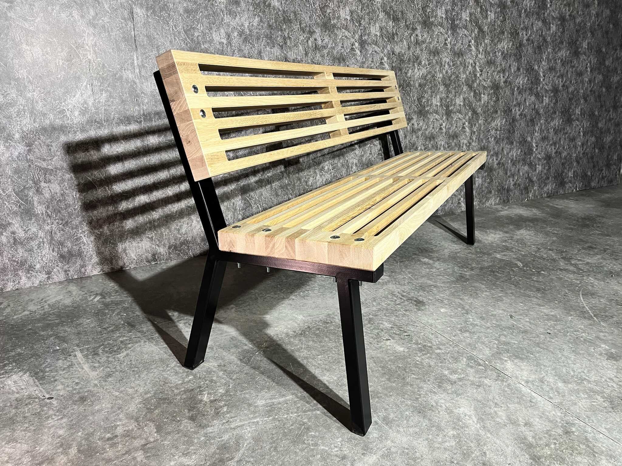 Lamelová lavička s kovovým podnožím