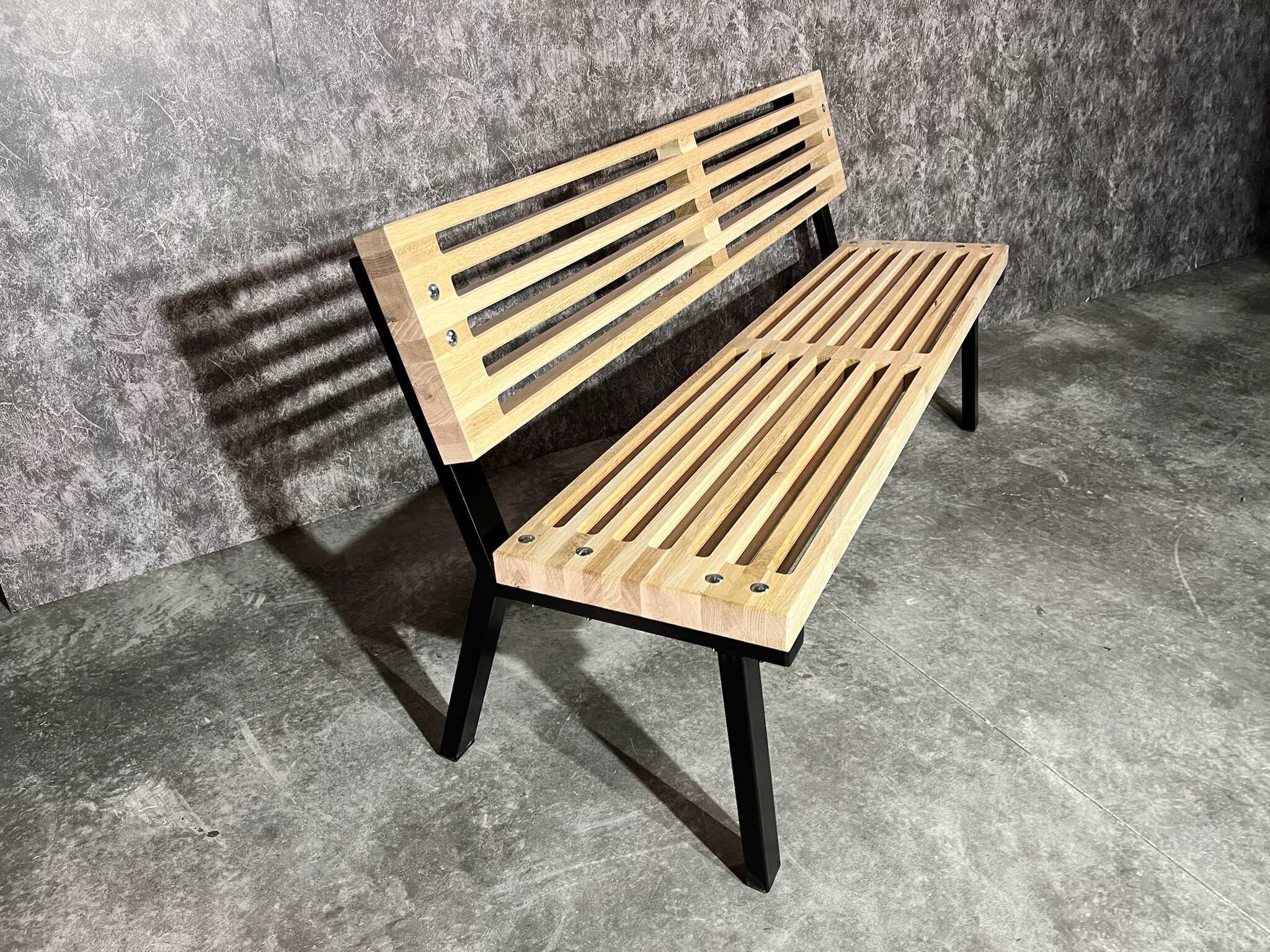 Lamelová lavička s kovovým podnožím