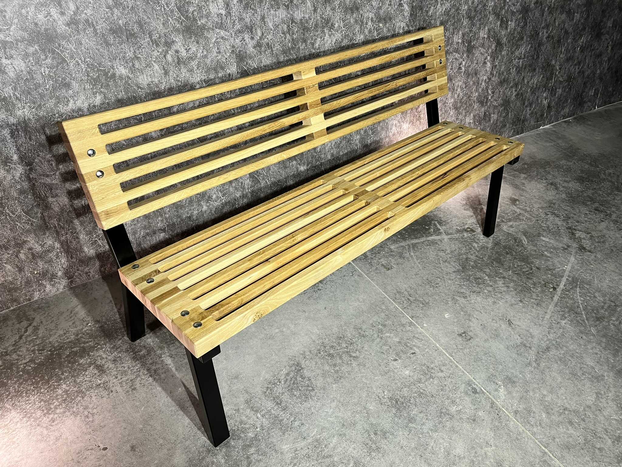 Lamelová lavička s kovovým podnožím