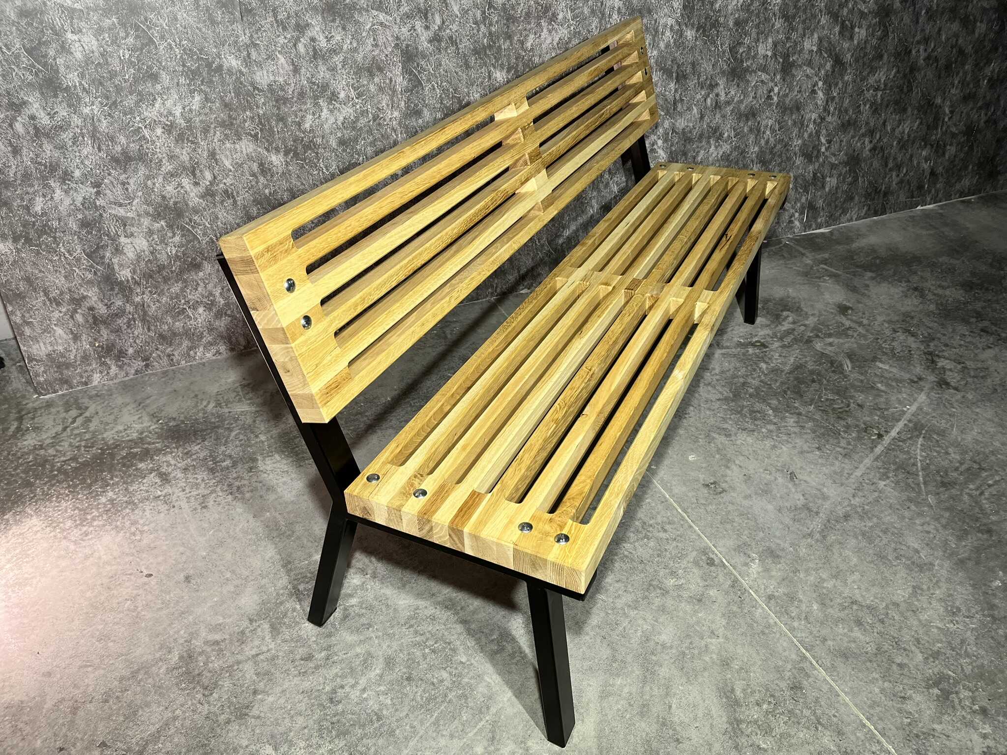 Lamelová lavička s kovovým podnožím