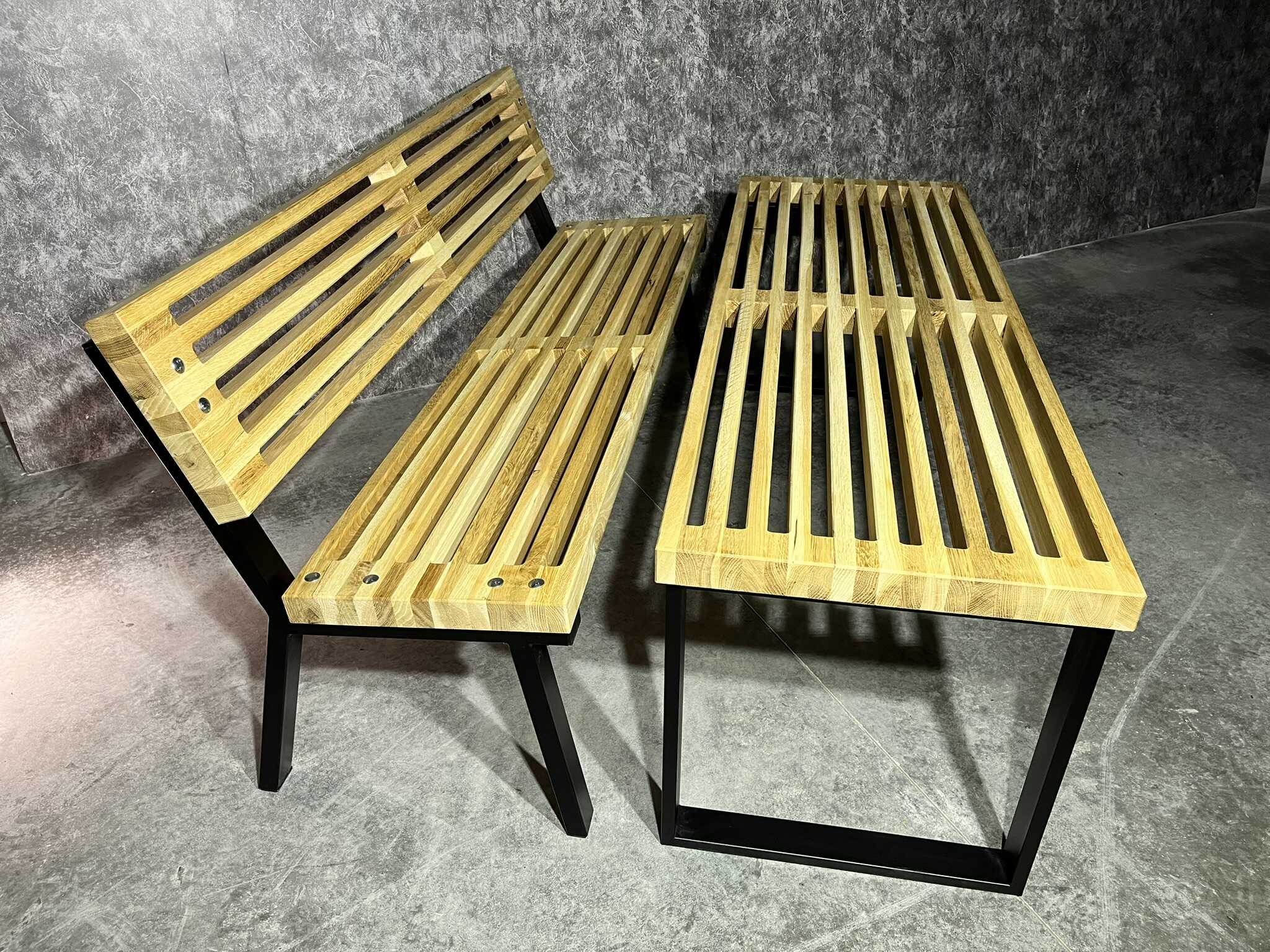 Lamelová lavička s kovovým podnožím