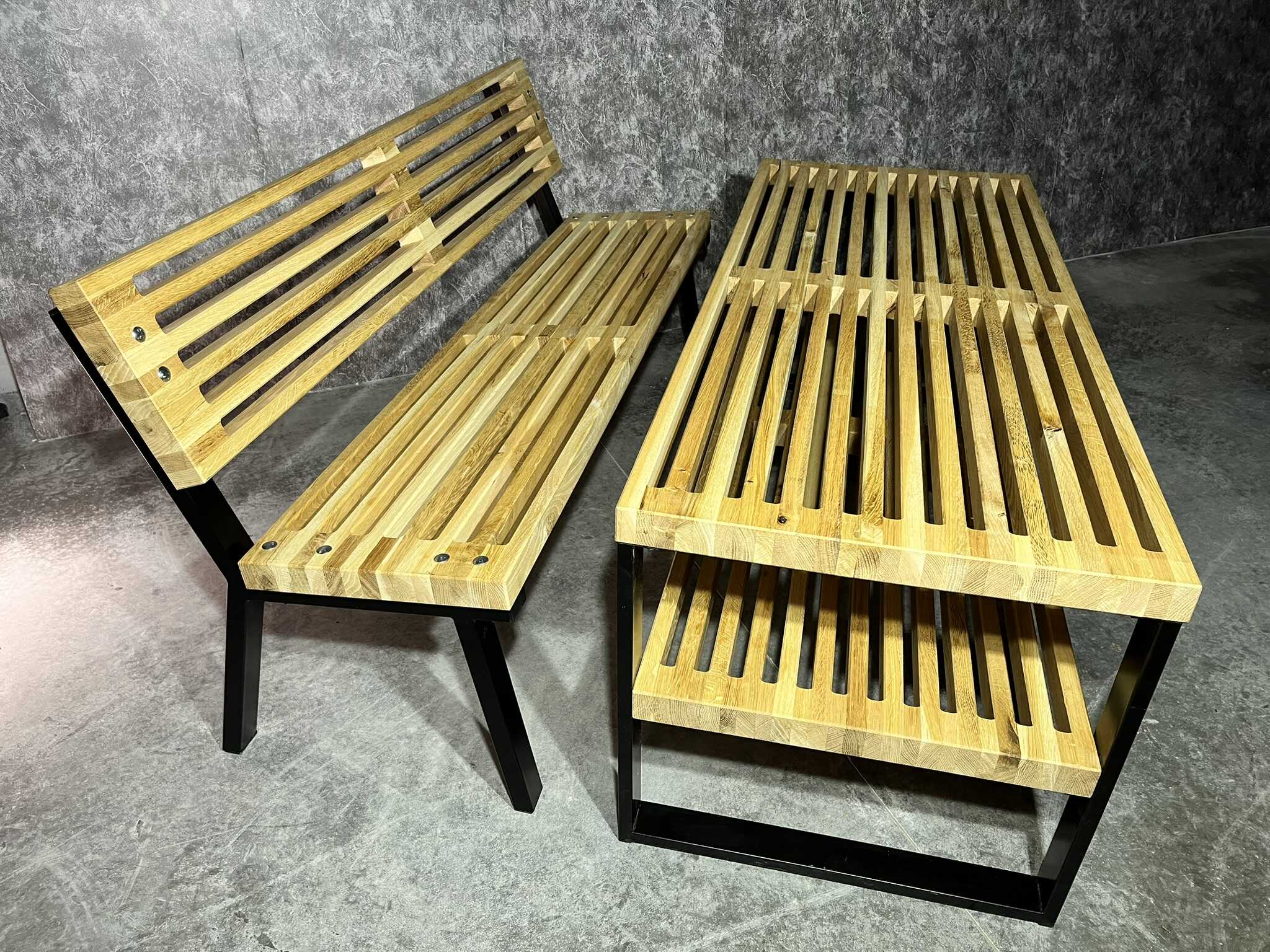 Lamelová lavička s kovovým podnožím